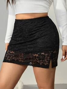 SHEIN EZwear تنورة لون سادة بخطوط الدانتيل قصيرة، جذابة وبسيطة، مناسبة للمواعيد والحفلات وعيد الحب، للربيع والصيف - الأسود - مشاهدة 2