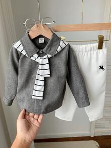SHEIN 男婴三件套服装 - 灰色长袖衬衫、条纹披肩和白色裤子，舒适休闲时尚优雅复古风格，适合室内、室外、日常、运动、派对、拍照、节日、圣诞节、新年、优雅场合、婚礼宾客、花童、戒指童、婚礼、迎婴派对、满月、洗礼、一周岁生日等。 - 灰色 - 查看 7