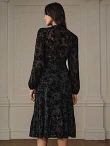 Aveloria Rosie Vestido de Manga Longa com Cintura Marcada e Textura Queimada, Moda e Versátil, Estilo Europeu, Outono/Inverno - Preto - Visão 7