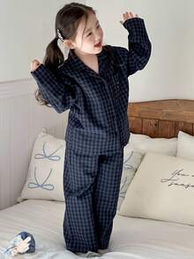 Dazy Kids Bộ đồ ngủ dài tay thêu họa tiết kẻ caro và quần dài cho bé gái, trang phục mùa thu cho bé gái - Màu xanh hải quân - Xem 3