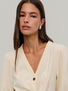 Nöista 这款优雅的中长连衣裙以其挺括的廓形和纽扣细节，打造出精致的正式造型。无论是春假聚会、叠穿搭配，还是生日派对等场合，它都是完美之选。这款优雅的连衣裙与靴子或高跟鞋都能完美搭配，打造出精致的春假造型。 - 米色 - 查看 6