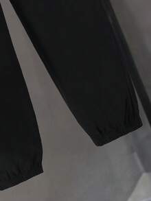 Vacaura 两件套休闲运动风短袖 Polo 衫和抽绳运动裤套装，白色主体搭配黑色左袖和灰色侧边拼接，黑色裤腿饰有白色小鹿印花和正面字母印花，宽松落肩 Polo 领，轻盈舒适，适合夏季日常穿着、校园活动、运动等场合，男女皆宜，撞色设计，小鹿印花，简约百搭风格，易于搭配