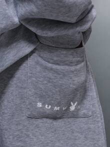 PLAYBOY X SUMWON Conjunto de sudadera con capucha y pantalones joggers de entrepierna caída a juego con bolsillo central - Gris - Ver 8