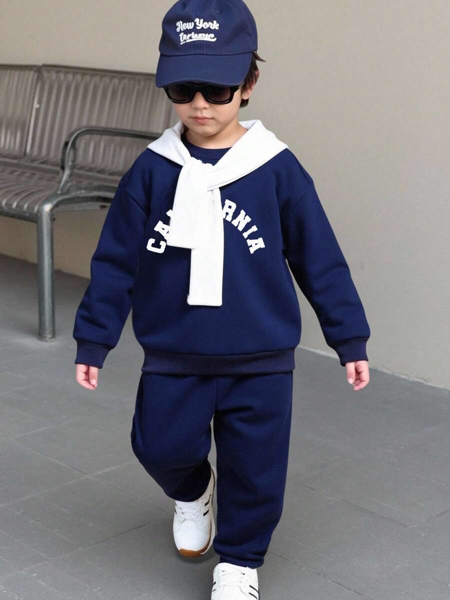 SHEIN 男童休闲长袖圆领卫衣套装(2件套),包含运动裤和围巾,适合春夏日常穿着、运动、户外活动、上学、聚会、返校季等场合。 - 藏蓝色 - 查看 1