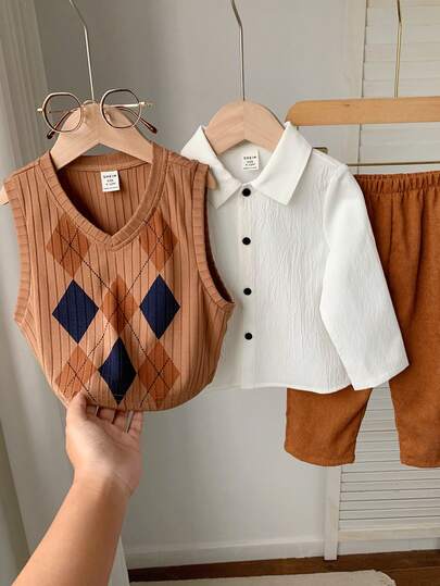 SHEIN 3件套男/女童加厚白色长袖衬衫、卡其色格纹背心外套和棕色灯芯绒裤套装，舒适休闲时尚，适合日常穿着，室内、室外、运动、派对、拍照、节日、街头风、运动服、圣诞节、新年、秋冬季等场合。