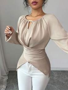 SHEIN Elenzya 女士优雅缎面串珠镂空交叉腰部修身长袖衬衫，精致秋冬上衣 - 卡其色 - 查看 3