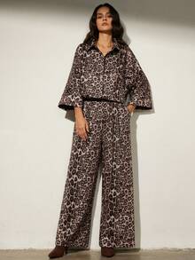 Aveloria Modichic 麂皮绒随机豹纹印花面料，翻领纽扣休闲宽松衬衫，松紧腰直筒修身裤，女式两件套 - 彩色 - 查看 4