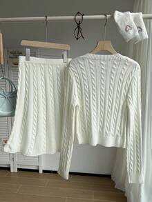 SHEIN Sparklyn مجموعة كنزة صوفية للبنات المراهقات، تصميم بسيط بياقة على شكل حرف V، نسيج مضفر، مطرز بنقشة حصان، أكمام مضبوطة، مقترنة بتنورة مصغرة منسدلة مطابقة، طراز رياضي كاجوال، قماش ناعم وسلس، مناسب للارتداء اليومي، المدرسة، الخارج، الحفلات في فصلي الربيع والخريف - لون مشمشي - مشاهدة 2