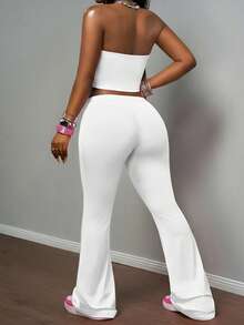 Slaydiva مجموعة بنطلون وكروب توب من قطعتين للنساء، تتكون من: كروب توب أكتاف بارزة ضيق من قماش مضفر وردي مع طباعة حرفية وفواكه كرز، مقترن مع بنطلون ضيق بخصر مطاطي وربطة حبل أحمر بطبعة الكرز، بأسلوب بوهيمي عصري مناسب للحفلات والشاطئ والأعياد، موديل ربيع/صيف 2025