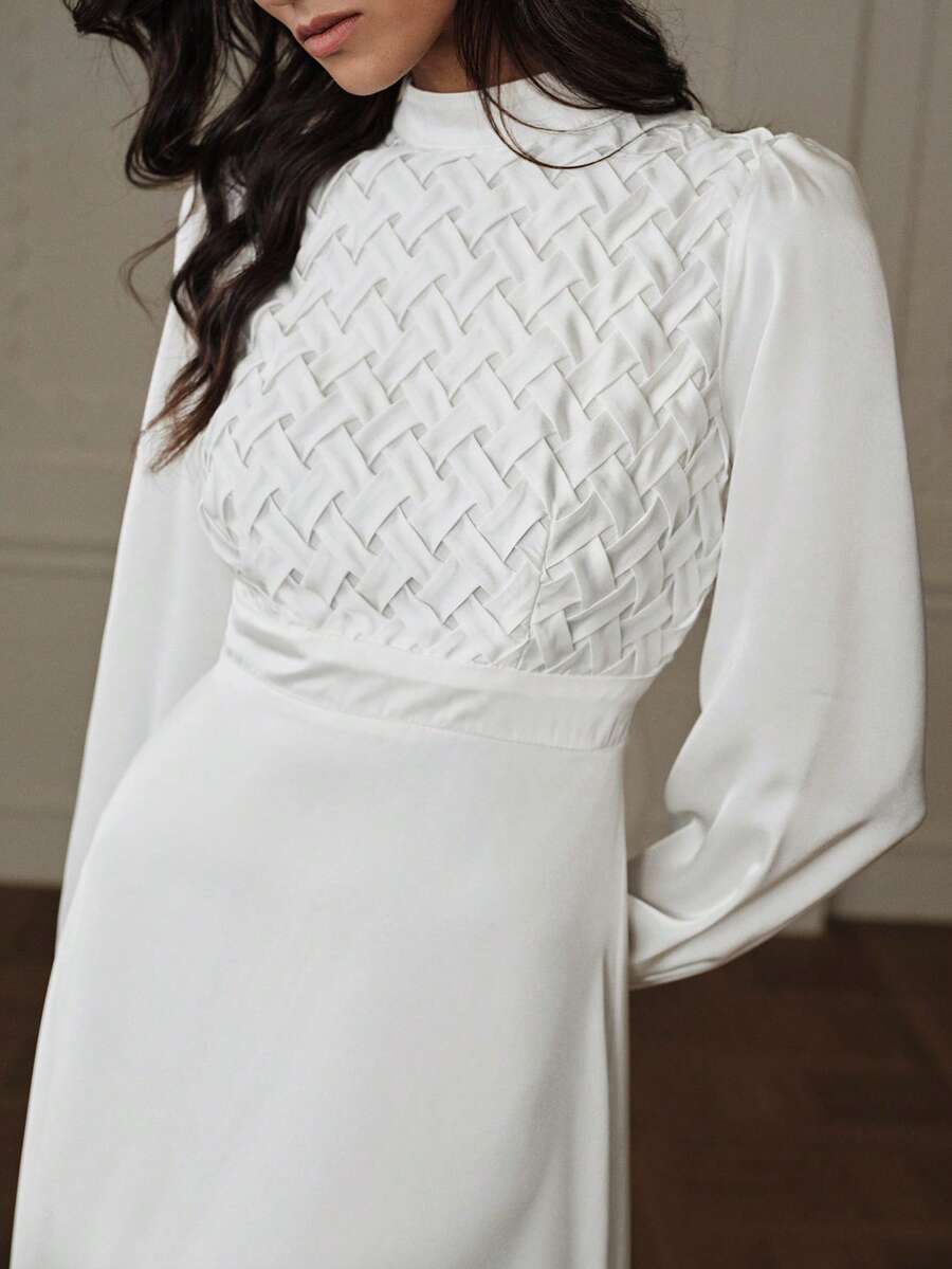 Aveloria Rosie 优雅高领缎面长裙，褶裥上身，长袖 - 白色 - 查看 1