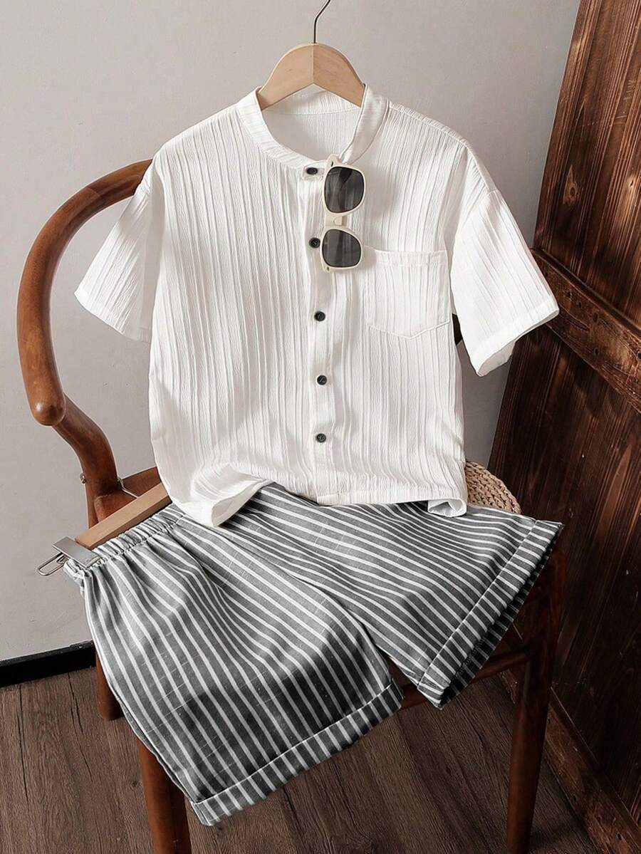 SHEIN Vintaside Kids 2 件套青少年男孩通勤休闲纹理条纹面料立领衬衫和条纹短裤，舒适时尚 - 黑與白 - 查看 1