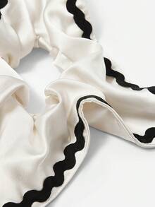 MOTF PREMIUM Dây buộc tóc vuông có viền gợn sóng vá - Đen và trắng - Xem 4