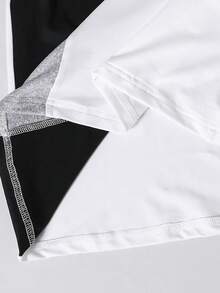 Vacaura 两件套休闲运动风短袖 Polo 衫和抽绳运动裤套装，白色主体搭配黑色左袖和灰色侧边拼接，黑色裤腿饰有白色小鹿印花和正面字母印花，宽松落肩 Polo 领，轻盈舒适，适合夏季日常穿着、校园活动、运动等场合，男女皆宜，撞色设计，小鹿印花，简约百搭风格，易于搭配