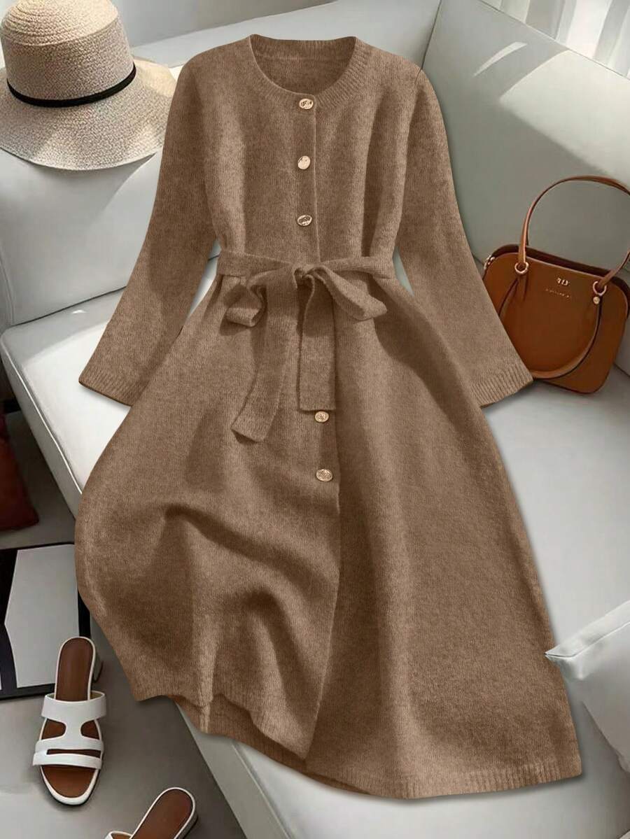 Franclia Rundhalsad lång stickad tröjklänning för kvinnor med knappar och bälte - Brun - Visa 1