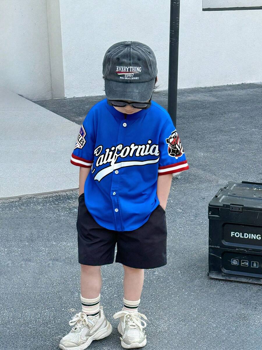 SHEIN 年轻男孩蓝色夏季字母印花撞色圆领短袖纽扣衬衫，街头运动休闲装，柔软舒适，适合户外、运动、通勤、上学、日常、度假、春夏季