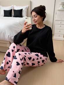 青少年女孩居家休閒套裝 2件組 - 色上衣搭配粉色愛心印花長褲 愛心滿版印花設計 黑色粉色經典對比配色 舒適針織面料 長袖上衣長褲套裝 社群媒體風格 甜美酷感時尚 春夏秋季度假必備 青少年女孩居家套裝 長袖睡衣套裝 - 彩色 - 查看 3