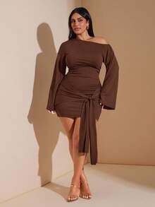 SHEIN BAE 大码女式纯色不对称肩长袖扭结设计修身时尚连衣裙 - 棕色 - 查看 5