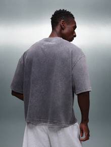 PLAYBOY X SUMWON Camiseta de cuello redondo de manga corta con ajuste holgado y pequeño logo impreso en el pecho para hombre, de algodón lavado con acabado relajado para uso diario en verano - Gris Oscuro - Ver 2