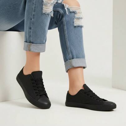 Tenis unisex tipo canvas para mujer, hombre diseño moderno y versátil; perfectos para un look urbano, casual y lleno de personalidad. Ideales para combinar con jeans, pantalones, shorts y vestidos, brindando comodidad, soporte y un toque creativo en tu día a día, escuela, trabajo, viajes y actividades al aire libre. Disponibles para expresar tu estilo único.