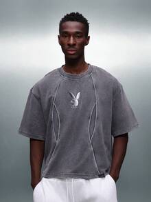 PLAYBOY X SUMWON Camiseta de cuello redondo de manga corta con ajuste holgado y pequeño logo impreso en el pecho para hombre, de algodón lavado con acabado relajado para uso diario en verano - Gris Oscuro - Ver 5