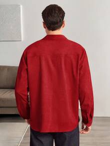 Manfinity RelaxMax 男士纯色长袖单排扣休闲口袋衬衫，圣诞节 - 紅色 - 查看 2