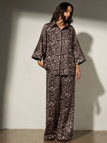 Aveloria Modichic 麂皮绒随机豹纹印花面料，翻领纽扣休闲宽松衬衫，松紧腰直筒修身裤，女式两件套 - 彩色 - 查看 3