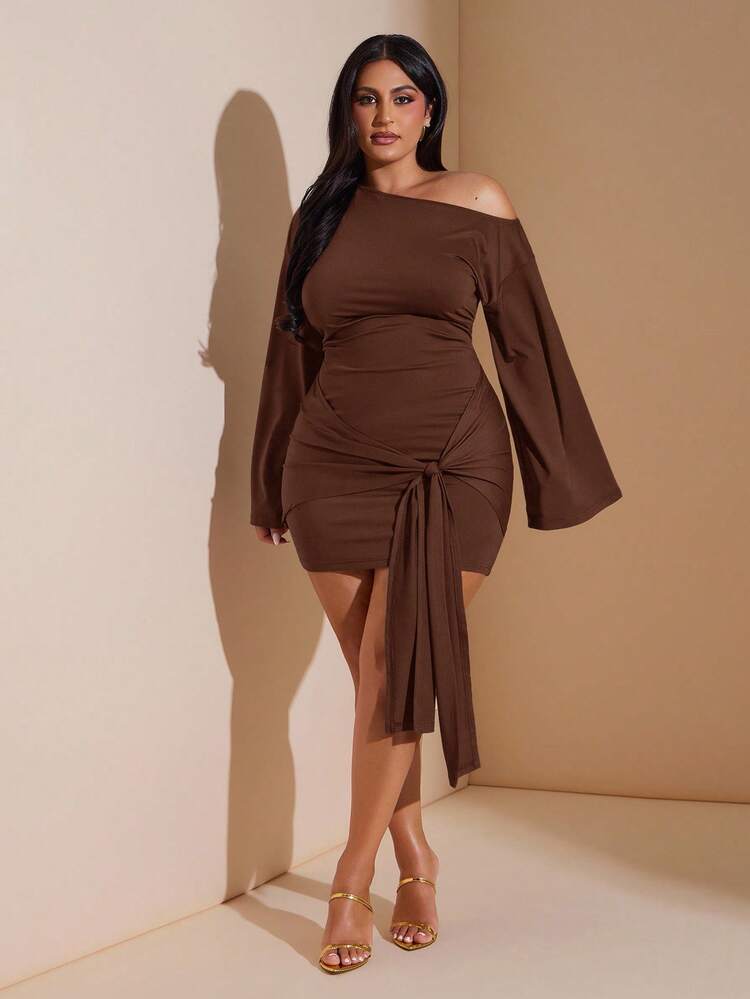 SHEIN BAE Vestido ajustado de manga larga con diseño de hombro asimétrico y retorcido en unicolor para mujer de talla grande - Marrón - Añade 3