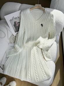 SHEIN Sparklyn مجموعة كنزة صوفية للبنات المراهقات، تصميم بسيط بياقة على شكل حرف V، نسيج مضفر، مطرز بنقشة حصان، أكمام مضبوطة، مقترنة بتنورة مصغرة منسدلة مطابقة، طراز رياضي كاجوال، قماش ناعم وسلس، مناسب للارتداء اليومي، المدرسة، الخارج، الحفلات في فصلي الربيع والخريف - لون مشمشي - مشاهدة 3