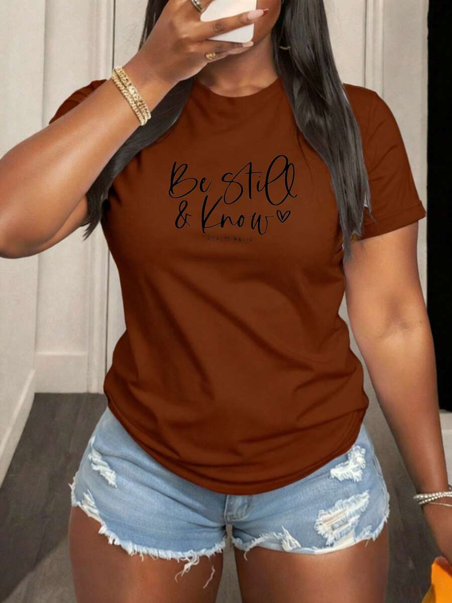 Camiseta de Manga Corta para Mujer con Estampado Be Still & Know en Letra Caligráfica, Diseño Religioso Inspirador, Ideal para Uso Diario y Ocasiones Casuales - Marrón - Ver 1