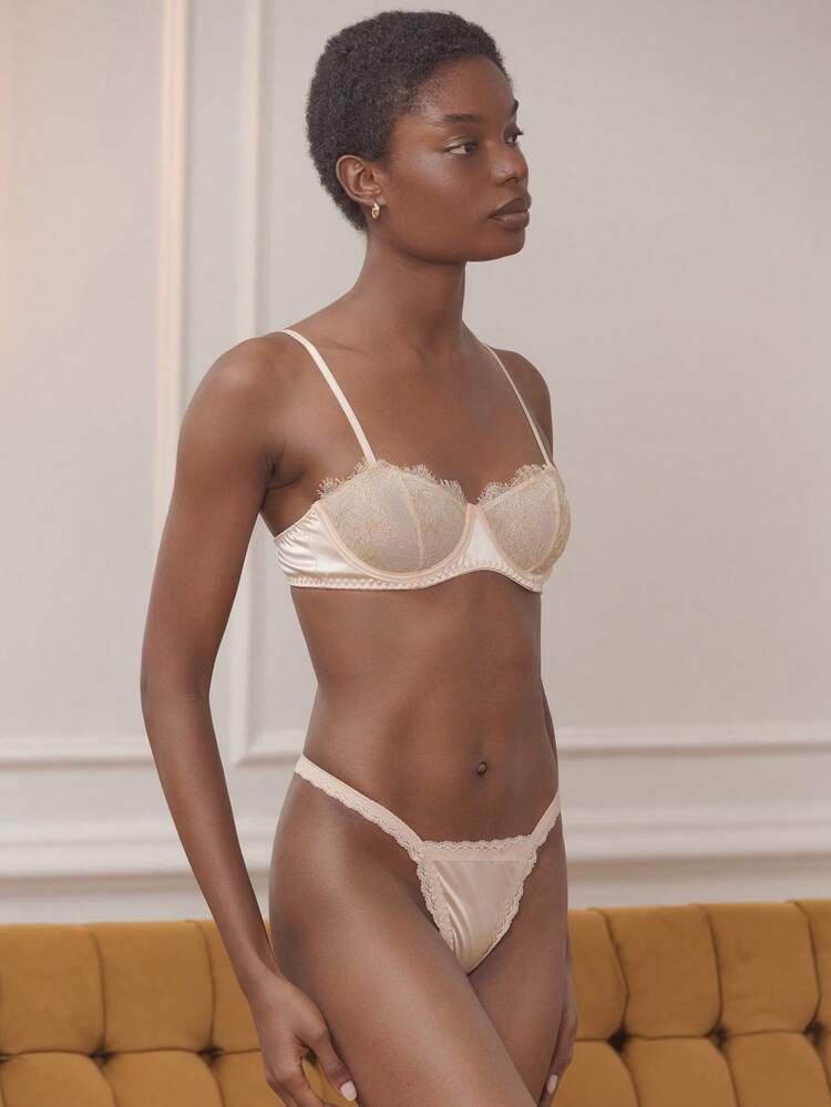 Set di lingerie coordinato composto da reggiseno con ferretto in pizzo dorato e raso, e slip abbinato, carino e sexy, stile vintage natalizio