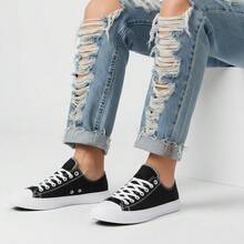 Tenis unisex tipo canvas para mujer, hombre diseño moderno y versátil; perfectos para un look urbano, casual y lleno de personalidad. Ideales para combinar con jeans, pantalones, shorts y vestidos, brindando comodidad, soporte y un toque creativo en tu día a día, escuela, trabajo, viajes y actividades al aire libre. Disponibles para expresar tu estilo único. - Blanco y Negro - Ver 3