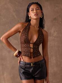 SHEIN BAE 千禧一代女式纯色短款麂皮绒贴片装饰时尚性感露背吊带露脐上衣，适合音乐节、街头风、休闲外出等场合。这款贴片装饰露脐上衣是新年时尚露脐上衣的理想之选，采用精湛工艺打造的奢华麂皮绒面料，性感吊带露脐上衣，也适合夜店穿着。 - 摩卡棕 - 查看 6