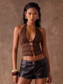 SHEIN BAE 千禧一代女式纯色短款麂皮绒贴片装饰时尚性感露背吊带露脐上衣，适合音乐节、街头风、休闲外出等场合。这款贴片装饰露脐上衣是新年时尚露脐上衣的理想之选，采用精湛工艺打造的奢华麂皮绒面料，性感吊带露脐上衣，也适合夜店穿着。 - 摩卡棕 - 查看 5