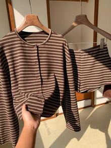 Comfortcana Set casual da 2 pezzi da donna con top a maniche lunghe a spalle scoperte e scollo tondo a righe e pantaloncini, monopetto