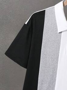 Vacaura 两件套休闲运动风短袖 Polo 衫和抽绳运动裤套装，白色主体搭配黑色左袖和灰色侧边拼接，黑色裤腿饰有白色小鹿印花和正面字母印花，宽松落肩 Polo 领，轻盈舒适，适合夏季日常穿着、校园活动、运动等场合，男女皆宜，撞色设计，小鹿印花，简约百搭风格，易于搭配