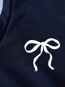 SHEIN ChillGRL 2件套少女Romweezy宽松休闲拼接撞色二合一衬衫式V领短款卫衣搭配宽松休闲阔腿撞色拼接裤套装，适合日常、通勤、休闲、度假、聚会、街拍等场合。