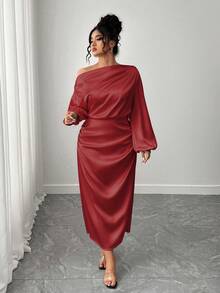 SHEIN Elenzya Váy chữ A ôm dáng, chất liệu satin cổ bèo nhún bất đối xứng, vai xếp ly eo không đối xứng, size lớn dành cho nữ - Màu Đỏ Sâu - Xem 4