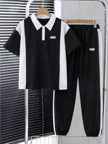 Vacaura 2 件套男童休闲 Polo 衫套装，上衣采用撞色拼接和编织标签装饰，裤子采用色块设计和锥形裤腿，面料舒适，适合夏季和秋季 - 黑色 - 查看 3