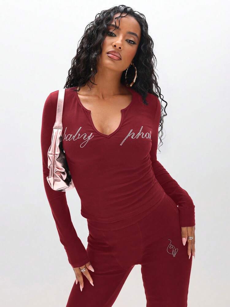 BABYPHAT ラインストーン入りベビーテキストロングスリーブ ディープVネック ボディスーツ トップ メタリックピンクアクセント付き