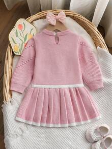 SHEIN Playful Pals 女婴休闲时尚可爱粉色褶皱毛衣连衣裙，带蝴蝶结，适合秋冬季节穿着。女婴针织套装，保暖连衣裙，粉色针织连衣裙，女婴连衣裙，幼儿粉色套装。 - 珊瑚粉 - 查看 3