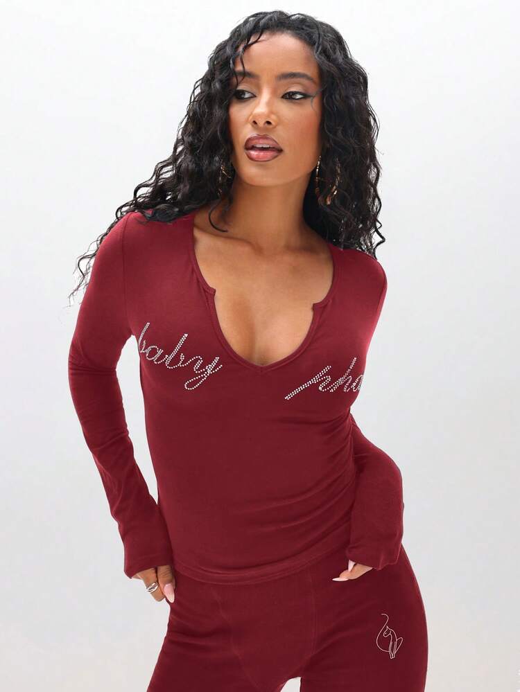 BABYPHAT ラインストーン入りベビーテキストロングスリーブ ディープVネック ボディスーツ トップ メタリックピンクアクセント付き