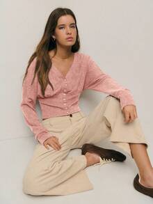 Nöista Taillierter, kurzer gestrickter Cardigan, der die Taille betont und eine warme und vielseitige Schicht für Frühlingspausen-Outfits von Frauen bietet; lässt sich mühelos mit hochgeschnittenen Jeans oder Röcken für einen schicken Retro- oder Stadtlook kombinieren, perfekt für einen polierten Alltags-Stil, festliche Geburtstags-Outfits für Frauenkleidung und einen verfeinerten Valentinstag.