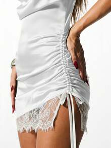 KIZN Váy ngắn satin cổ chữ V có viền ren và dây rút bên hông dành cho những dịp đặc biệt - trắng - Xem 3