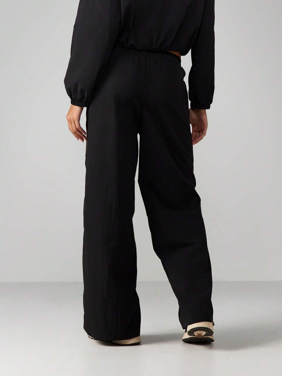 MISSGUIDED Women's Wide Leg Nylon Sweatpants With Side Stripe Detail Elastic Waist Casual Loose Fit Full Length Track Pants For Everyday Comfort