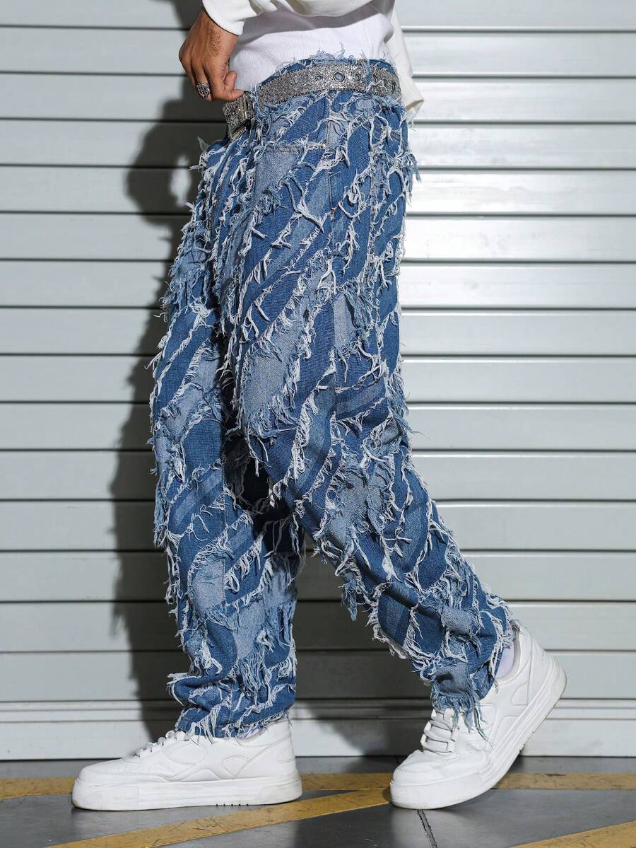 Manfinity EMRG 男士喇叭牛仔裤（带口袋）、时尚提花织造长裤、男士时尚创意流苏牛仔短裤、流苏裤、滴水牛仔裤、堆叠牛仔裤 - 中等水洗藍 - 查看 1