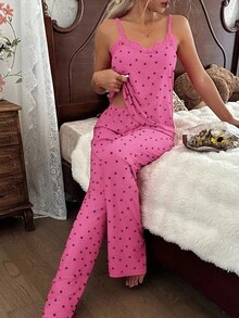 SHEIN Bộ đồ ngủ áo hai dây và quần short in hình trái tim dệt kim dành cho nữ, gợi cảm và phù hợp cho mọi mùa - Màu Hồng Tươi - Xem 3