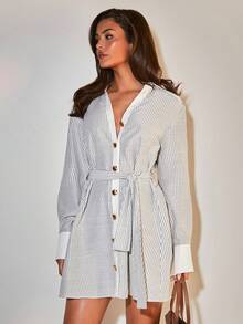 COSMINA 女士条纹长袖单排扣系带衬衫裙，优雅风格，饰有金属纽扣。适合通勤、工作、日常外出、约会、聚会和咖啡馆穿着。黑白条纹图案，休闲衬衫裙。 - 黑與白 - 查看 3