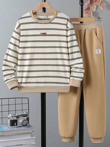 SHEIN Mirajuku 2 件套男童休闲条纹印花运动衫和慢跑裤套装，适合休闲和上学穿着 - 卡其色 - 查看 7