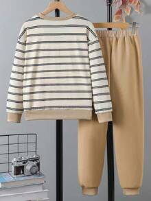 SHEIN Mirajuku 2 件套男童休闲条纹印花运动衫和慢跑裤套装，适合休闲和上学穿着 - 卡其色 - 查看 2