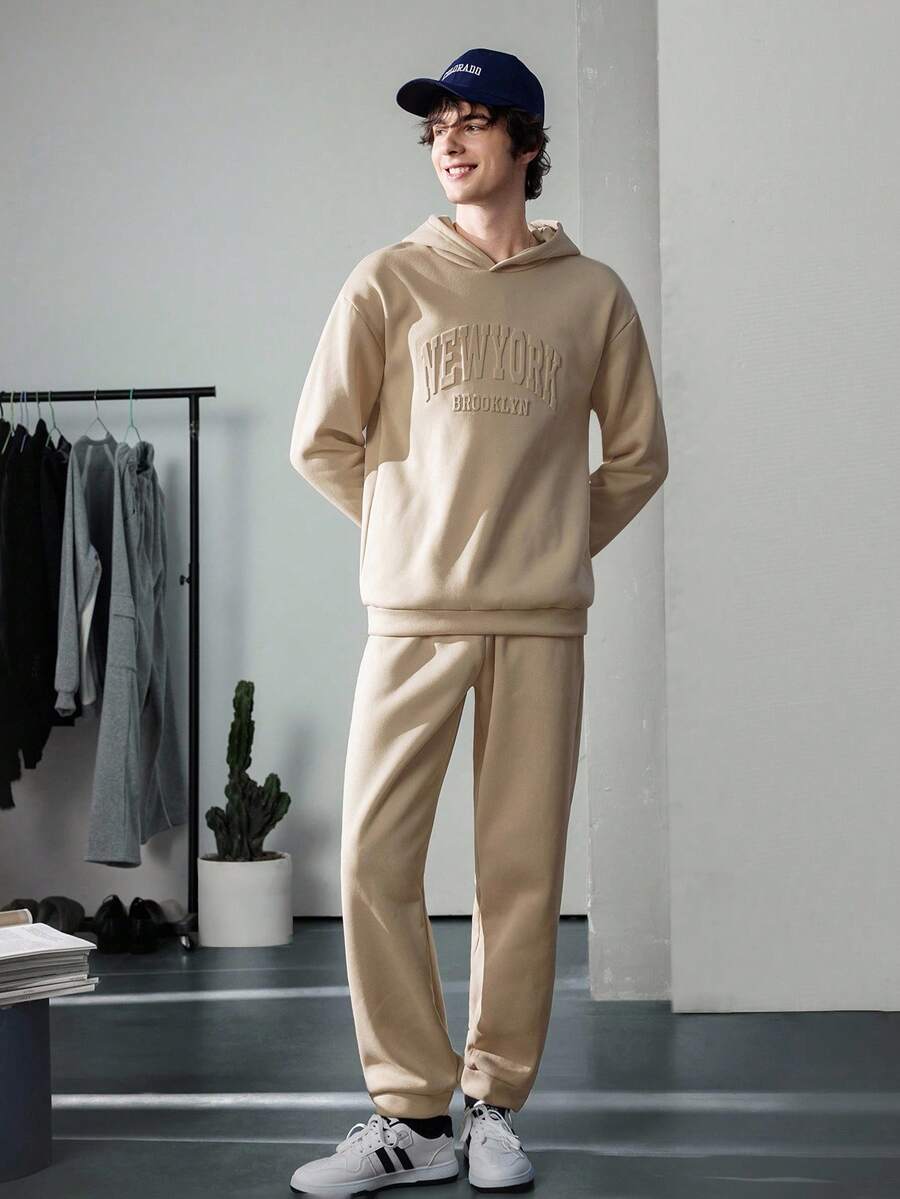 SHEIN Vacaura 2 件套休闲青少年男童字母压花连帽运动衫套装,适合上学、通勤、运动穿着 - 卡其色 - 查看 1